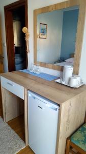 een badkamerbar met een wastafel en een spiegel bij Guesthouse Matušan's place in Rab