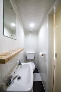 A bathroom at MyRoomz Hollingdales Hotel
