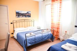 1 dormitorio con 2 camas y ventana en Dimora del Balì, en Capurso