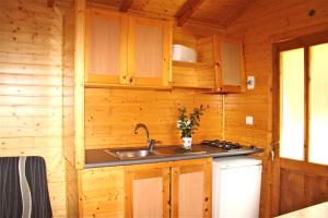 A kitchen or kitchenette at Camping Abadesses