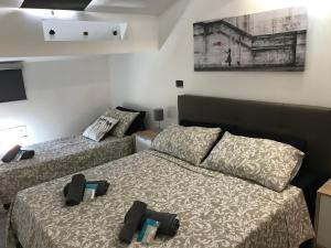 1 dormitorio con 2 camas y un cuadro en la pared en Luxury Home Keops en Catania