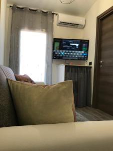 un divano con cuscino in un soggiorno con finestra di Luxury Home Keops a Catania