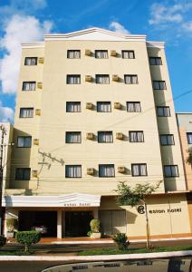 un gran edificio con ventanas laterales en Eston Hotel - LOCALIZAÇÃO CENTRAL PRIVILEGIADA -PET FRIENDLY, en Chapecó