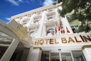 伊斯坦堡的住宿－Balin Hotel - Special Category，前面有标志的酒店大楼