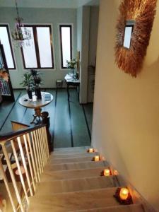 聖克魯斯－德特內里費的住宿－Casa Kilig，走廊上设有墙上蜡烛的楼梯