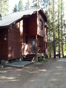 eine kleine Holzhütte mit einer Tür im Wald in der Unterkunft Holiday Park Lesnaya Skazka in Wyborg