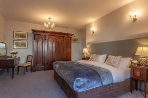 Letto o letti in una camera di Castle Dargan Hotel