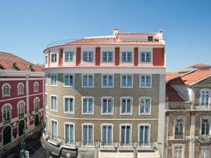 wysoki budynek z czerwonym dachem w obiekcie Teatro Boutique Rooms & Suites w Lizbonie