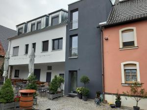 un edificio de apartamentos con un patio con macetas en Gästezimmer Düll, en Dettelbach