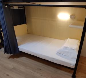 Katil atau katil-katil dalam bilik di Nomad's Hub - Best Value Co-living Hostel