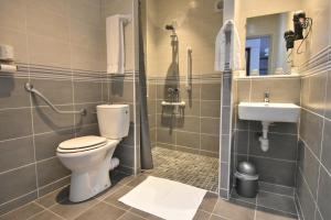 オセールにあるHôtel des 2 Garesのバスルーム(トイレ、洗面台付)