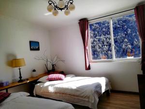 เตียงในห้องที่ Kangding Guozhuang Nan Wu Hao Boutique Inn
