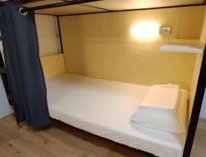 Katil atau katil-katil dalam bilik di Nomad's Hub - Best Value Co-living Hostel