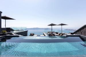 Piscina de la sau aproape de Kivotos Santorini - Preferred Hotels & Resorts