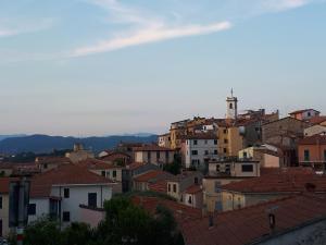 Blick auf eine Stadt mit Häusern und Dächern in der Unterkunft Casa vacanze P&G. Colline, mare, relax in La Spezia