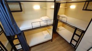 Katil atau katil-katil dalam bilik di Nomad's Hub - Best Value Co-living Hostel