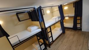 Katil atau katil-katil dalam bilik di Nomad's Hub - Best Value Co-living Hostel