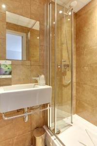 Een badkamer bij Sure Hotel by Best Western Paris Gare du Nord
