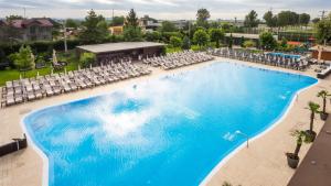 een uitzicht over het zwembad van een hotel bij Sky Blue Hotel & Spa in Ploieşti