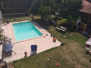 an overhead view of a swimming pool in a yard at Villa Imaginaire in Maubourguet