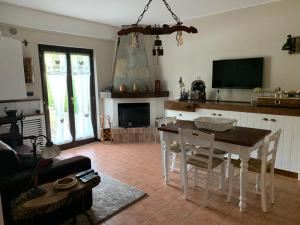 a kitchen and living room with a table and chairs at Elfoghiro' in Ateleta