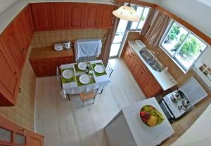an overhead view of a kitchen with a table and chairs at Casa di Sole in Nikiana