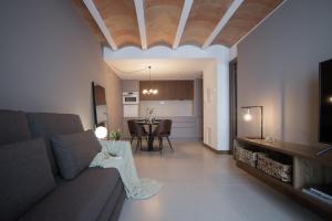 sala de estar con sofá y comedor en Rosella by CASALEA, en Morella