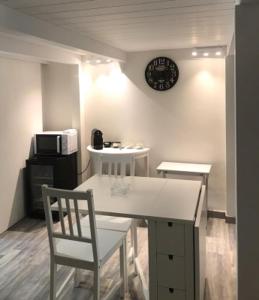 A kitchen or kitchenette at Giudea Home