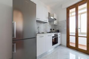 A kitchen or kitchenette at Hill's view terrace apartment