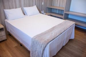 En eller flere senger på et rom på Boa Vista Hotel
