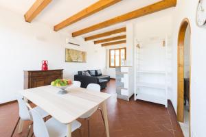 een keuken en een woonkamer met een witte tafel en stoelen bij Hill's view terrace apartment in Florence