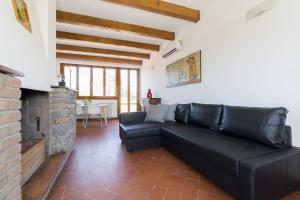 A seating area at Hill's view terrace apartment