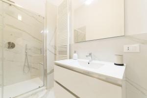 A bathroom at Hill's view terrace apartment