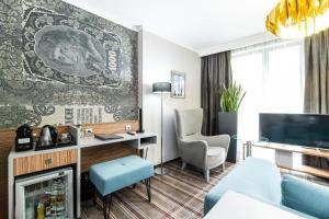 Televízia a/alebo spoločenská miestnosť v ubytovaní Hotel Perfect