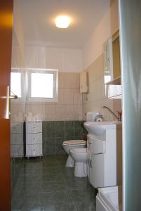 A bathroom at Rooms&Apartments Jerka