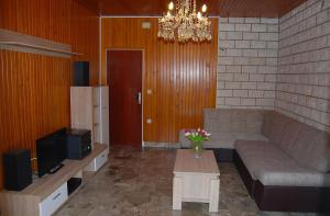 een woonkamer met een bank en een tafel bij Rooms&Apartments Jerka in Supetar