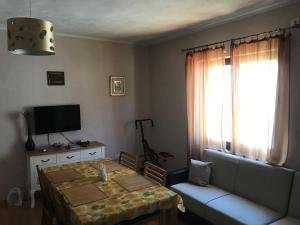 Telewizja i/lub zestaw kina domowego w obiekcie Apartments Lamjana