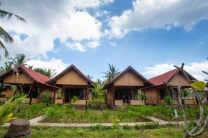 a row of cottages at a resort at Kulkul Bungalow in Nusa Penida