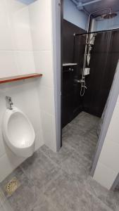 Bilik mandi di Nomad's Hub - Best Value Co-living Hostel