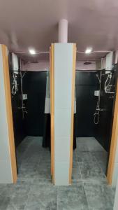 Bilik mandi di Nomad's Hub - Best Value Co-living Hostel
