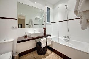 een witte badkamer met een wastafel en een douche bij Habitat Apartments Art in Barcelona