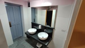 Bilik mandi di Nomad's Hub - Best Value Co-living Hostel