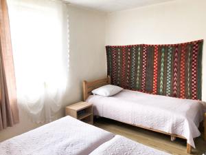 una camera da letto con due letti e una finestra di Tishe a Omalo