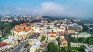 z góry widok na miasto z budynkami w obiekcie ArtRooms Pokoje Gościnne w Krośnie