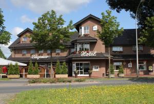 un edificio de ladrillo con un hotel en una calle en Hotel Bügener, en Gronau