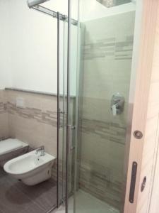 y baño con ducha acristalada y lavamanos. en Cosmo Rooms a pochi passi da Tropea en Santa Domenica