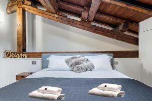 una camera da letto con un letto e due asciugamani di Ponte Milvio Luxury House a Roma