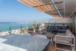 a dining room with a balcony overlooking the ocean at Apartaments Delfin in Playa de Palma