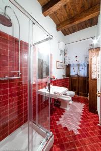 uma casa de banho com um chuveiro, um lavatório e um WC. em Le dimore sul mare em Porto Recanati