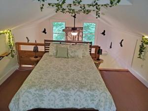 En eller flere senge i et værelse på Cute Cottage Above The Creek Farmhouse